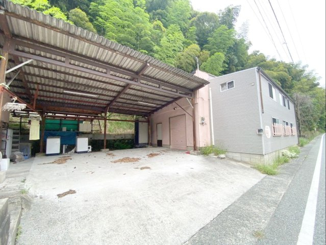 車だけでなく、物置や作業スペースとしても活用しやすいですね！