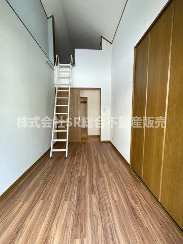 ロフト付きで天井が高く開放感のある洋室です！