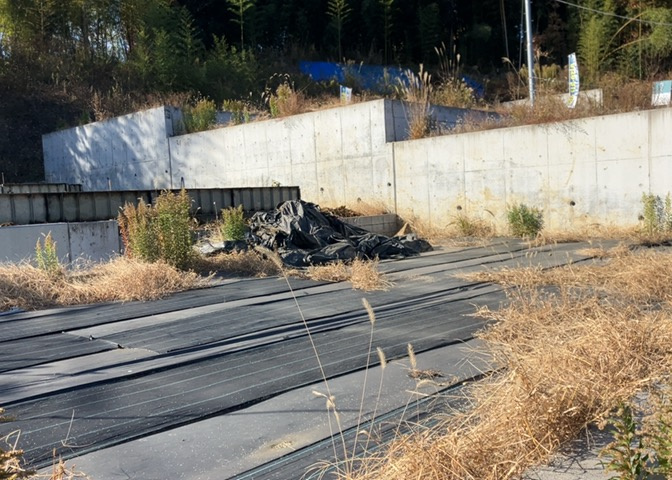 土地の前の道路に消火栓が設置されていることがあります。この場合、道路交通法第45条第1項により、駐車禁止の場所が指定されています。そのため、車庫などの駐車スペースをつくることができない場合があります。