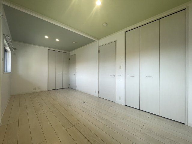 2階の約8.8帖の洋室は、間仕切りが可能で将来的に2部屋としても使える柔軟性の高い空間です。子ども部屋や趣味部屋、ワークスペースなど用途に合わせて使い分けられるのが魅力。採光も良好で快適な空間です。
