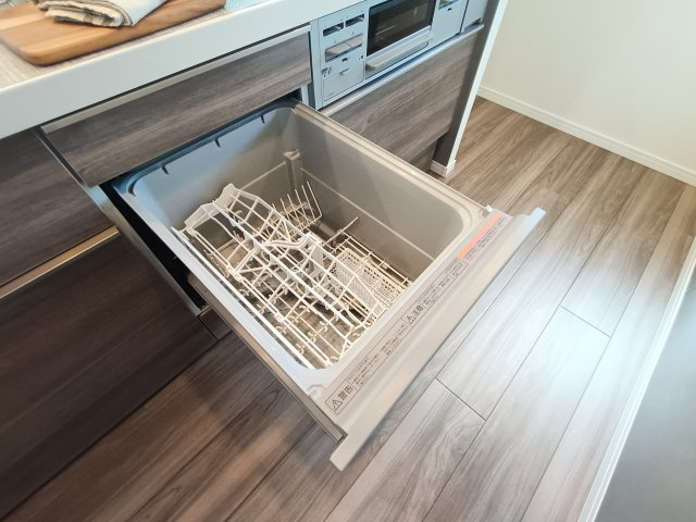 【食洗器】　手肌に優しく、家事の時短にもなる食洗機を完備。