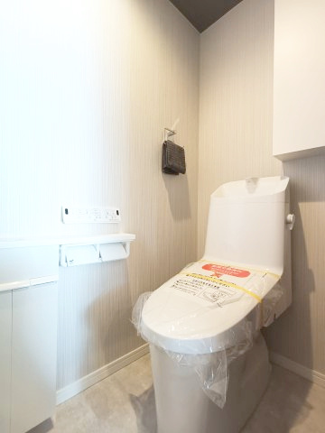 【トイレ】　洗浄機能付きトイレ。上部には収納付で、トイレットペーパー等、買い置きもしやすそうです。
