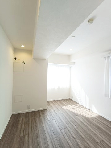 【洋室約6.5帖】　ゆったりサイズの洋室は、主寝室にいかがでしょうか？