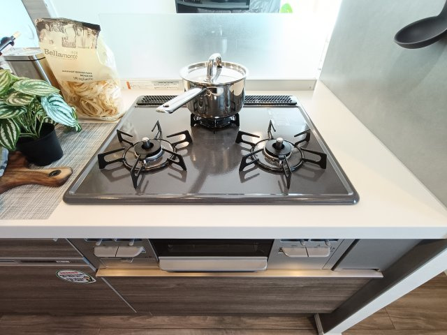 【3口コンロ】　3口コンロ、グリル付きでお料理のレパートリーも増えそうです。