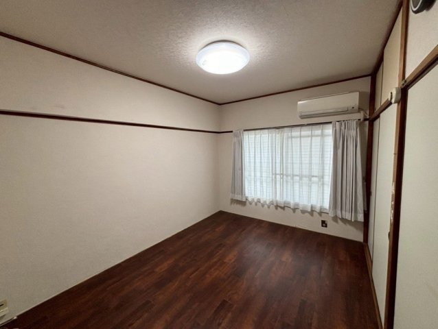 東向き6帖の洋室です。
