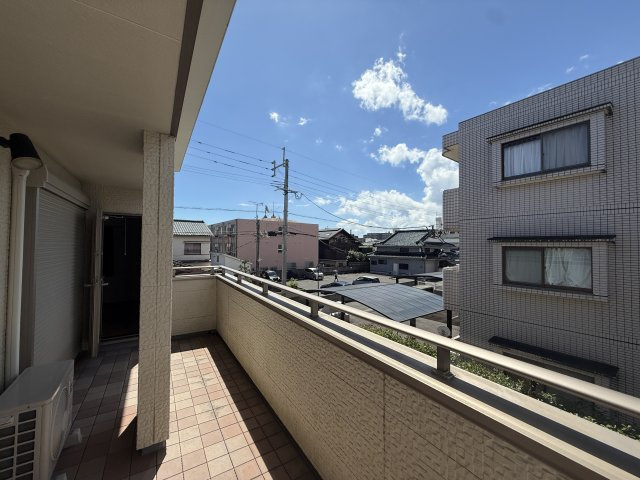 ベランダは充分に光りが差し込み、風通しも良いです♪