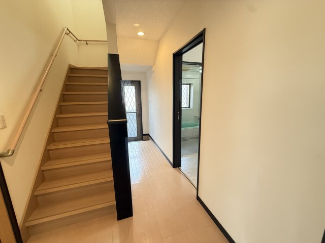 明るい色調の室内です！階段には手すりが付いています♪