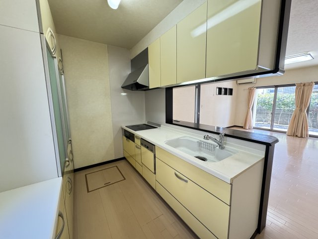 対面式のシステムキッチンです！人造大理石天板でお掃除もラクラク♪