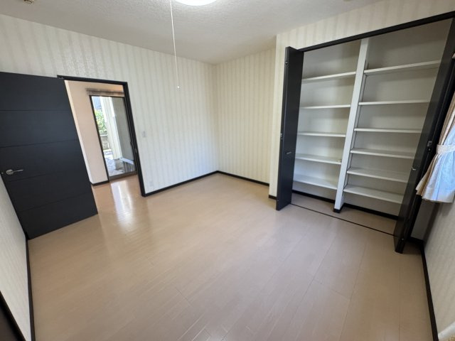 一階洋室、別角度の写真です！可動棚タイプの収納です♪