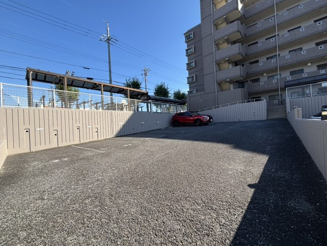 敷地内駐車場承継可能♪月額5、500円♪