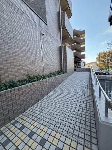 スロープ付きエントランスで段差を上がらずお部屋に入ることが出来ます♪