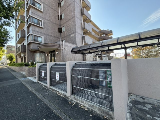 カバー付きごみ置き場♪