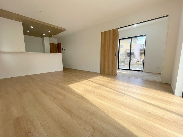 明るく快適な広さの居住空間で暖かい家族団らんのひと時を演出します