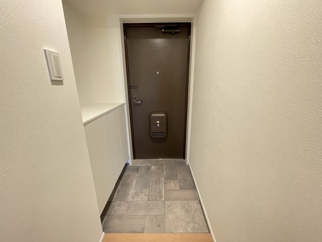 宅配等の受け取りの際にも、室内が見えない玄関で、防犯面も安心。　