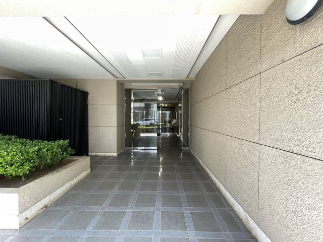 オートロックに加え管理人室もあり、防犯面でも安心のエントランス。　