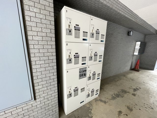 宅配ボックス付きで、忙しい方の荷物受け取りもスマートに。　