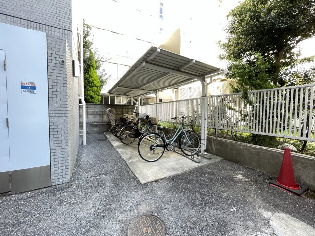 屋根付きの駐輪場で、サビや汚れの心配も不要。　