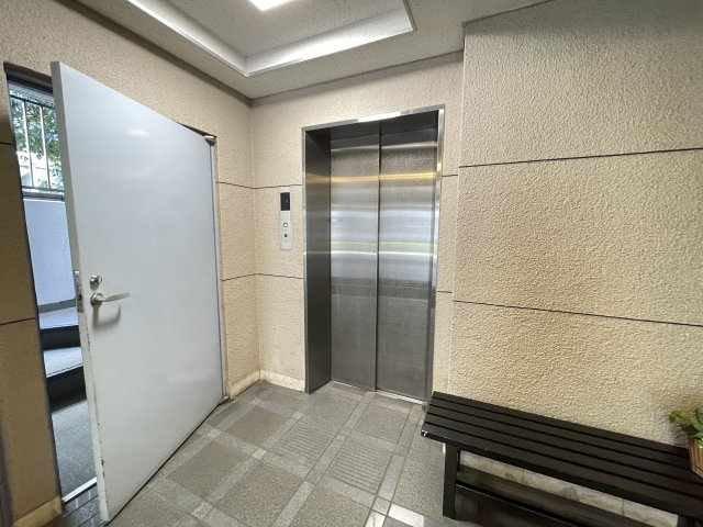 重たい荷物を持っていても、エレベーターがあれば安心です。　