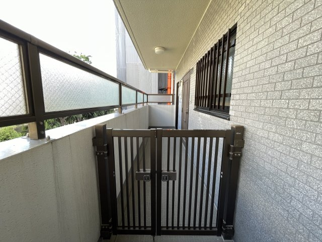 広いポーチがついた玄関。　