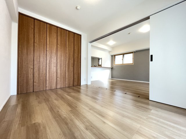 LD横の洋室は、扉を開けて解放感ある空間に。　