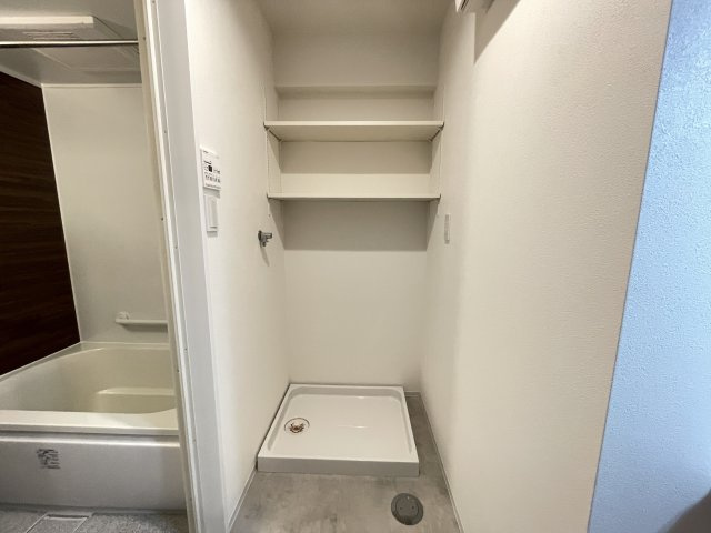 洗濯機置き場の上にも収納スペースがあり、小さなお子様の洗剤等の誤飲も心配不要。　