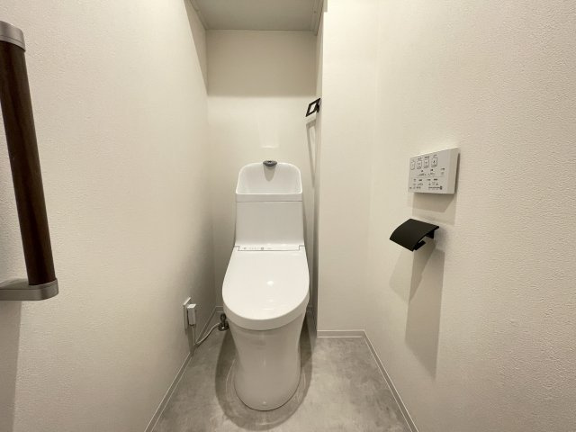 温水洗浄便座付きの清潔感あるトイレは、落ち着いた空間に。　