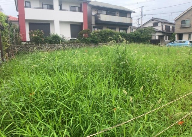 土地の形が極端に長細かったり、狭小地、あるいは道路との高低差がある傾斜地だった場合、後々売ろうとしても買い手がつかない場合もあります。後々、売却することになった時に価値の下がらない土地を選びましょう。