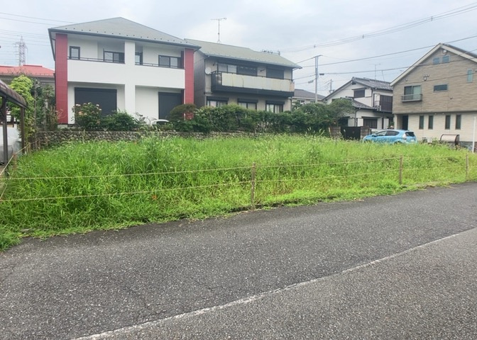 土地の面積＝住宅面積ではありません。建ぺい率の問題などで、土地のある場所によって住宅を建てられる面積は限られています。高さもしかり、「土地」という言葉の中には、建築条件も含まれると考えておきましょう。