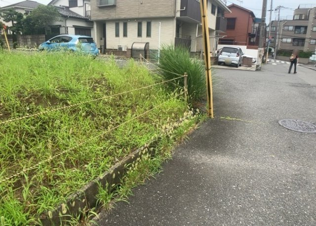 家を建てる場合、方位は要チェックです。現実的に日当たりのよい家ならばリビングは南側、建築基準法でも北側に当たる家への配慮は求められています。土地を見学に行く際は、方位磁針を持って行くようにしましょう。
