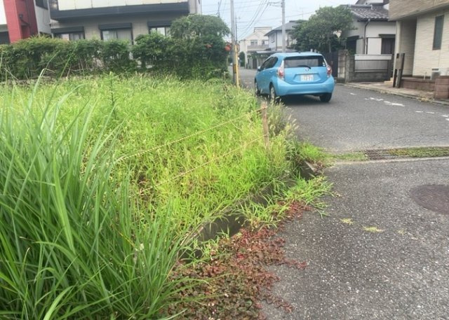土地を買う際、住む地域の自治体や福祉の補助制度にも注目してみましょう。子供や老人の医療補助やゴミ出しのルールなど、自治体によってルールに大きな違いがあるため、暮らしやすい土地で判断するとよいでしょう。