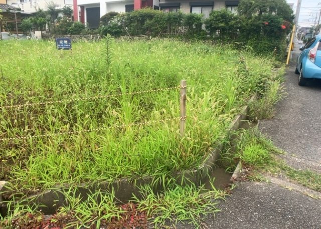 土地の前の道路に消火栓が設置されていることがあります。この場合、道路交通法第45条第1項により、駐車禁止の場所が指定されています。そのため、車庫などの駐車スペースをつくることができない場合があります。