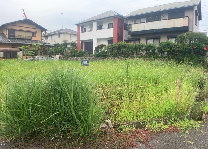 現地に行くなら、物件の周囲の地形がどうなっているかを見ることも大切です。周辺より低くなっている土地では、大雨などで水が集まりやすいため、地盤が弱くなっているということも考えられるため、注意が必要です。
