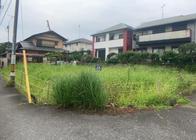 隣家の土地はどうなっているのか、生活利便施設が近くにあるのか、学校まで近いかなど、お客様のライフスタイルにあわせたイメージが重要です。また、近くにあると困る施設が近くにないかも確認するといいでしょう。