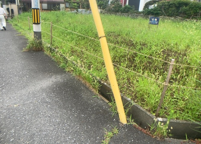 土地購入を検討されている場合、境界杭がない状態で購入してしまうと境界確定測量をする必要があり、費用がかかります。購入の前に、売主、隣土地所有者立ち合いのもと境界を確定し境界杭を設置するのがベストです。
