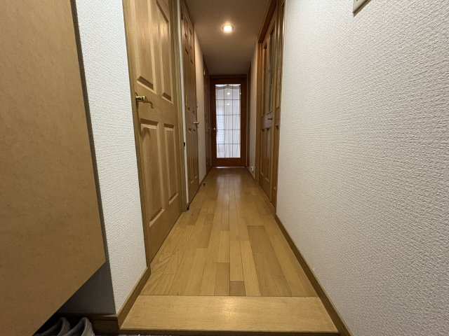 室内廊下はフローリング仕上げで、落ち着いた雰囲気です。各居室や水回りへの動線が一直線で分かりやすく、生活動線に配慮された設計です。来客時にも整った印象を与える、すっきりとした空間です。