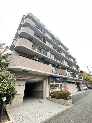 賃料8.5万円で貸しに出されているオーナーチェンジ物件になります。年間収支102万円、表面利回り10.2％。京急久里浜線「新大津」駅徒歩11分の立地にございます。