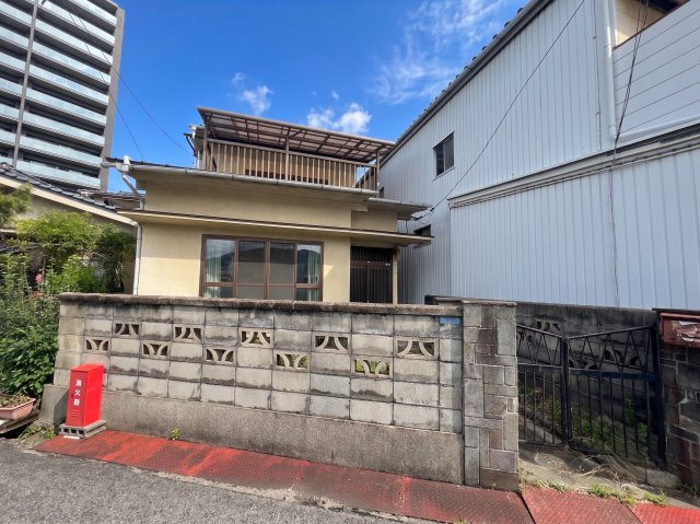 引渡し時には解体更地渡しとなりますので、建築プランを自由にご検討。三原市中心部ならではの便利な住環境に加え、周辺には商業施設が充実しており、日々の暮らしも快適。立地を活かした資産活用にも期待できます。