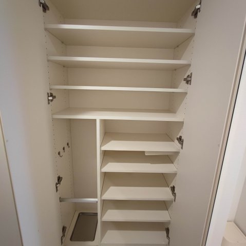 玄関横に大型の収納がついているので、片付いた玄関がキープきます。　