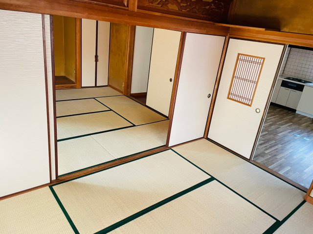 複数の和室が連なる間取りは、昔ながらの使いやすさと柔軟性が魅力。襖を開ければ大空間としても利用可能で、行事や来客時にも対応できます。収納スペースも確保されており、生活空間をすっきり保てるのもポイント。