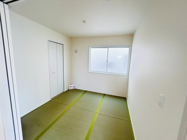 現地写真　リビング隣の和室はお子様の遊び部屋としてもちょうどいいですね♪       　