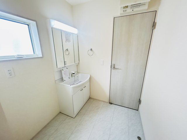 現地写真　シャワー付きの洗面台は忙しい朝でも身支度を整えるのにとても便利◎       　