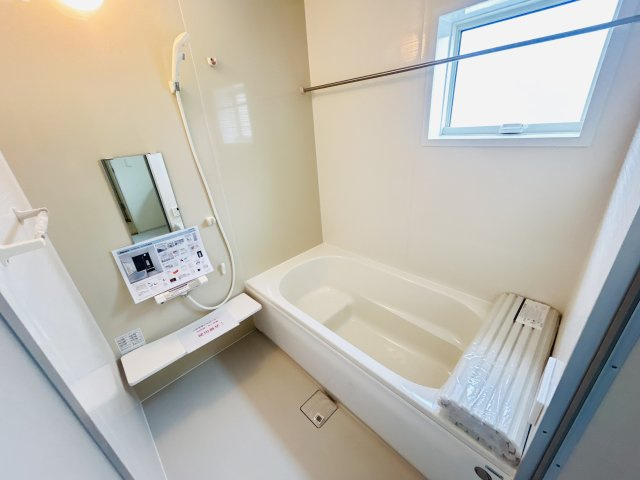 現地写真　乾燥・暖房・涼風と充実の内容！お風呂に入る前に暖房をつけておけば、寒い嫌な思いはしません。         　