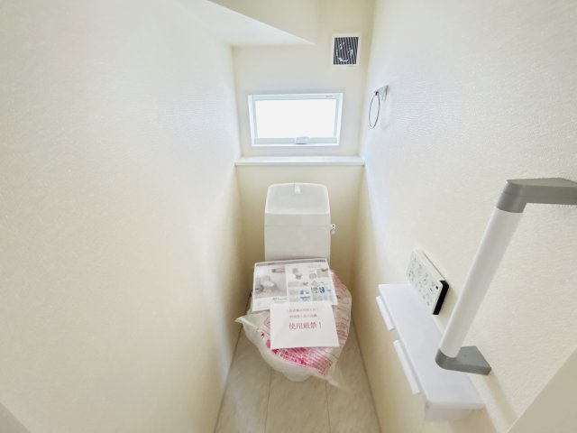 現地写真　節水タイプのウォシュレット付きトイレ、水道料節約に一役買います！       　