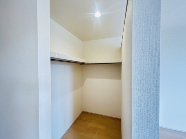 現地写真　主寝室の大型のウォークインクローゼットは収納ラクラク、お部屋スッキリ♪       　      　      　　