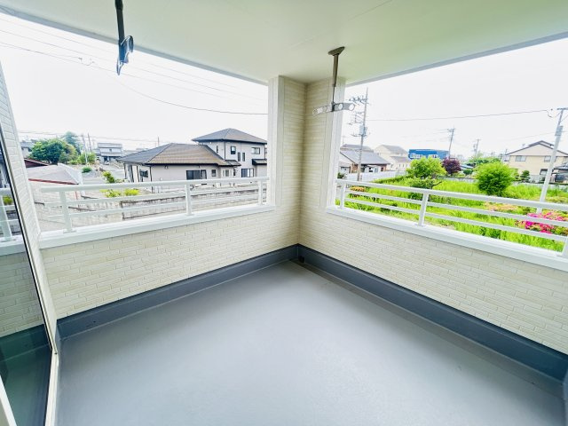 現地写真　インナーバルコニーで少しの雨なら濡れずにすみます。天気が怪しいけど…という悩みも解消ですね         　