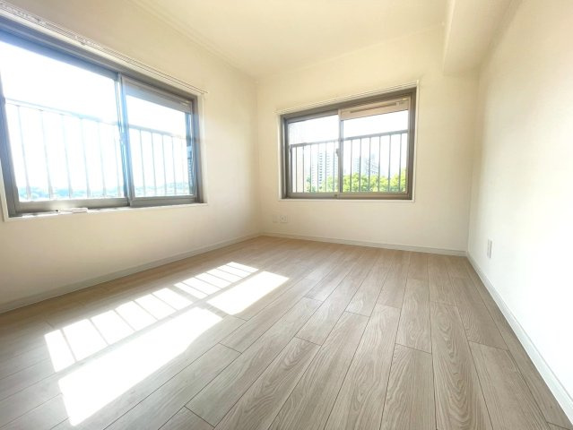 北側2面採光で通風も良好な洋室