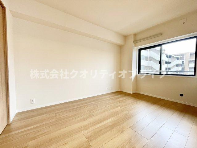 ゆとりある広さが確保された、夫婦の主寝室に最適な洋室。大型のベッドを置いても圧迫感がなく、1日の疲れを癒す落ち着いた雰囲気に包まれています。