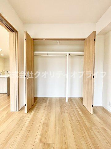 ハンガーパイプや棚が設置されており、洋服や季節ものの荷物をすっきりと片付けて、お部屋の広さを有効に活用できます。