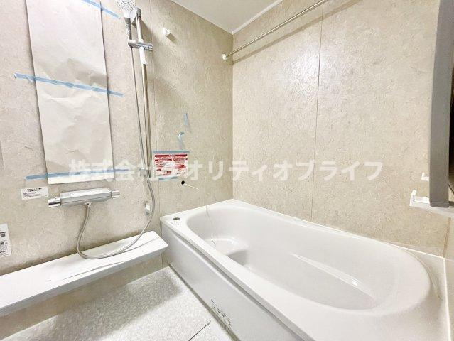お気に入りの入浴剤を入れて、贅沢なリラックスタイムを過ごせる空間です。毎日のバスタイムが楽しみになるような、開放感のある設計です。