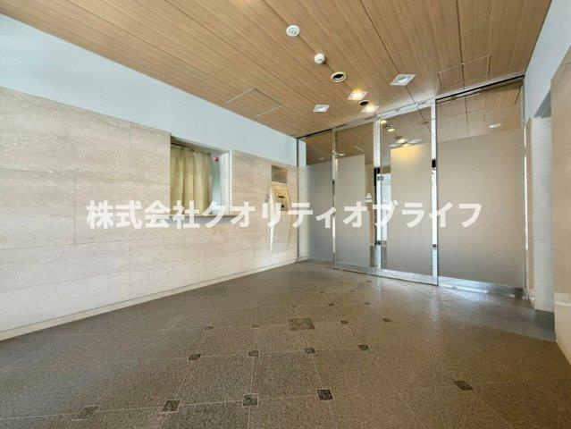 オートロックや防犯カメラがしっかりと設置された安心感のあるエントランス。